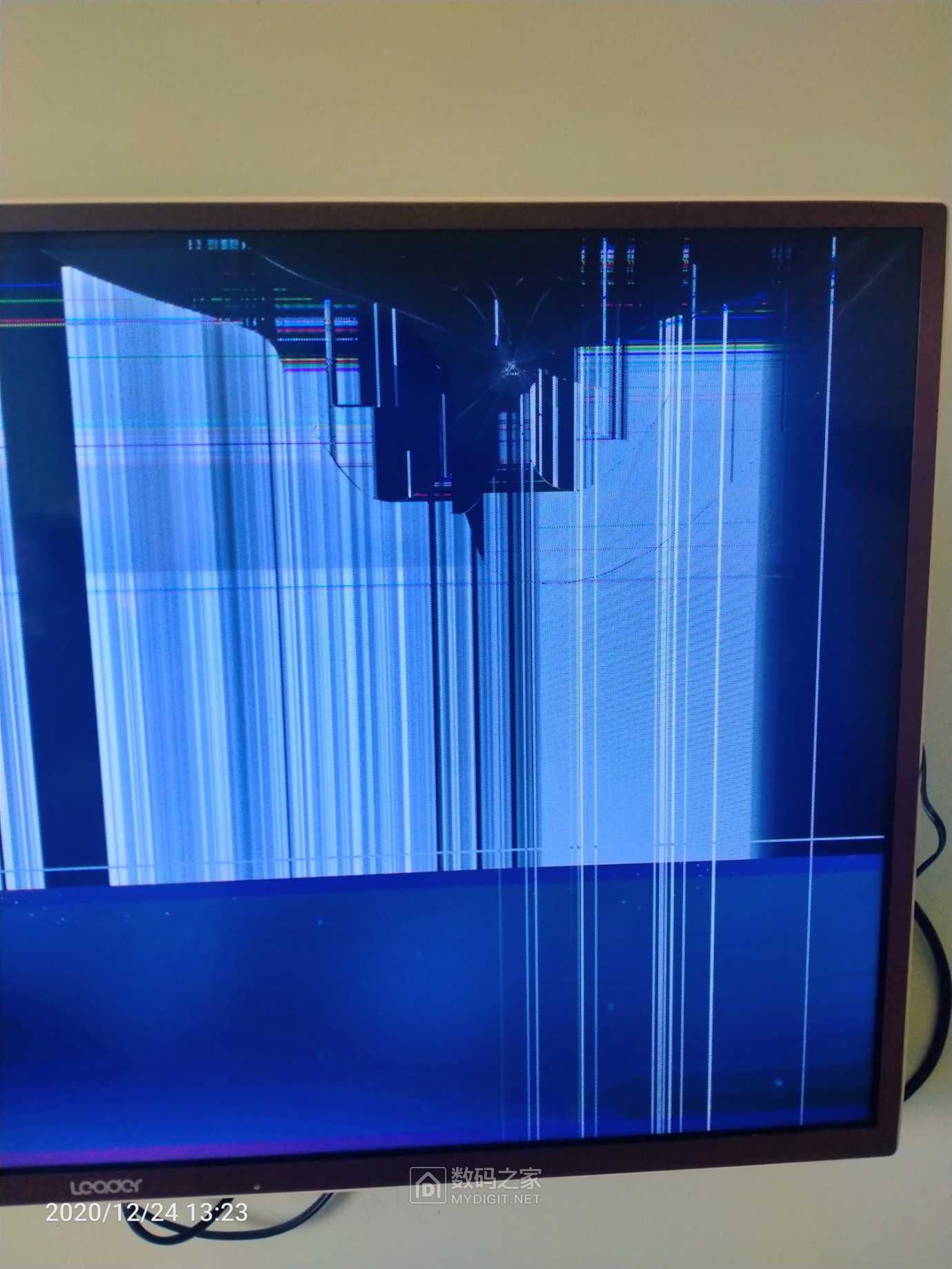 请问各位老师海尔统帅电视屏幕是不是被砸了